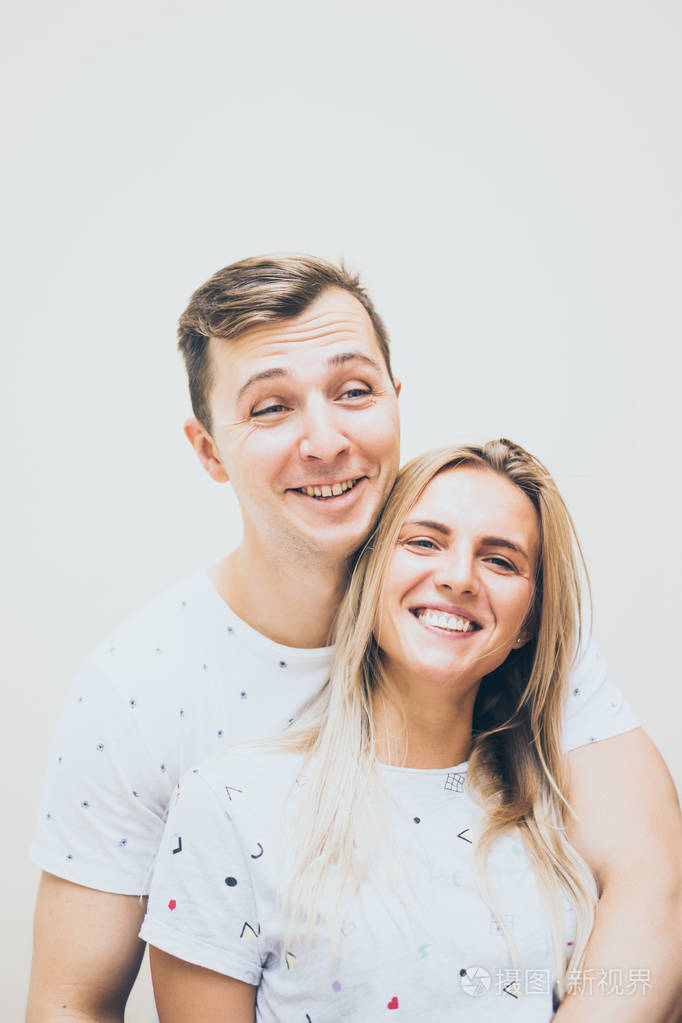 年轻恩爱的夫妻照片-正版商用图片1r9ulc-摄图新视界