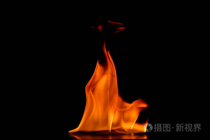美丽的火焰在黑色的背景