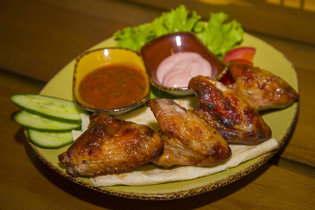 在新鲜的亚美尼亚面包上张贴的烤鹦鹉照片