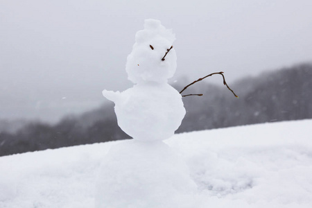 在雪景的背景下的圣诞节雪人图片