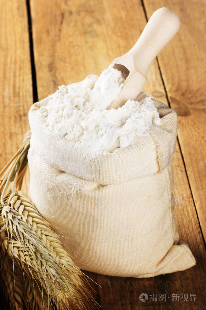 面粉袋和小麦耳朵上木制的背景顶视图复制空间食品背景色调