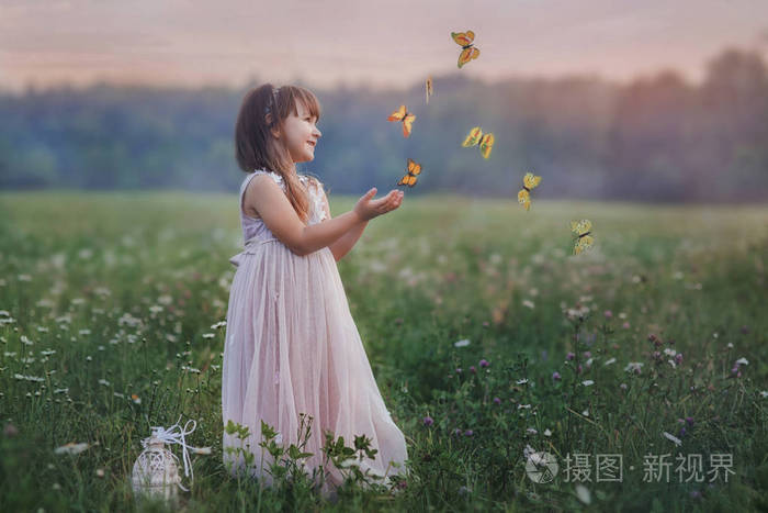 蝴蝶在夕阳下的小女孩