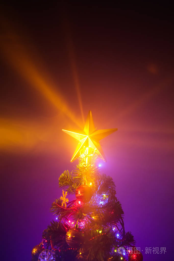 圣诞树用闪亮的星星