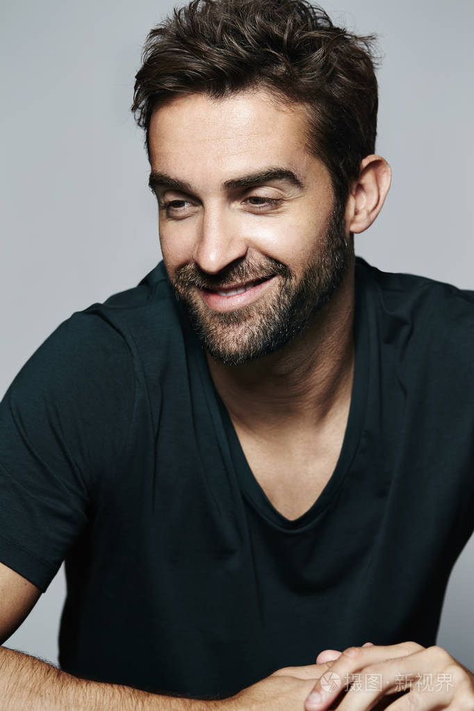 微笑英俊的男人