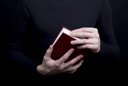 一本书一男子在bla手中红色的封面特写
