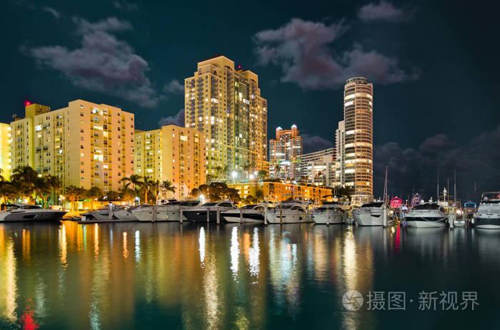 在夜晚的迈阿密海滩滨海