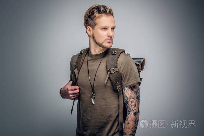 城市风格背包客有纹身
