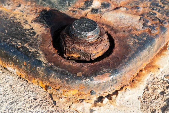 大的锈蚀的坚果和线程