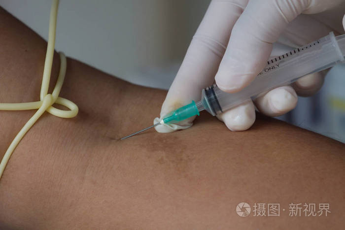 医生注射注射器采血患者