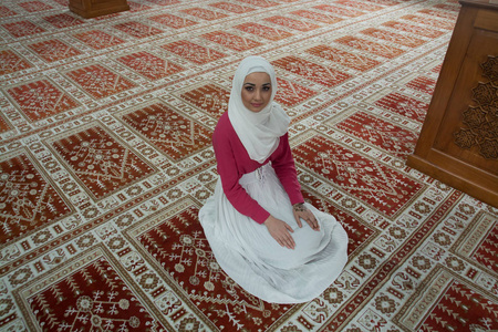 在清真寺做礼拜的穆斯林女人照片