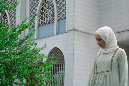 女孩在黑暗中祈祷在清真寺做礼拜的穆斯林女人照片