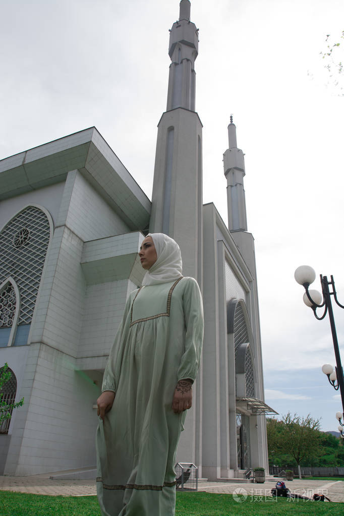 在清真寺做礼拜的穆斯林女人