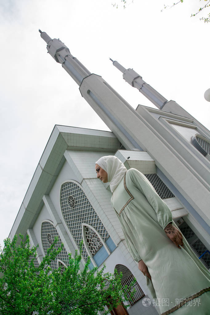 在清真寺做礼拜的穆斯林女人