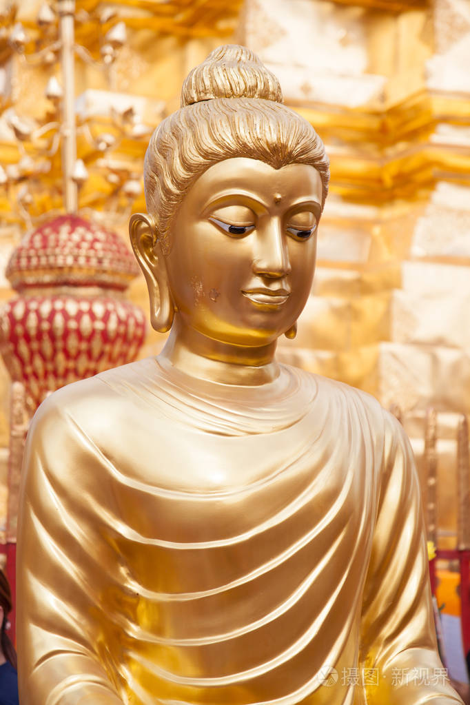 金色的佛像在泰国