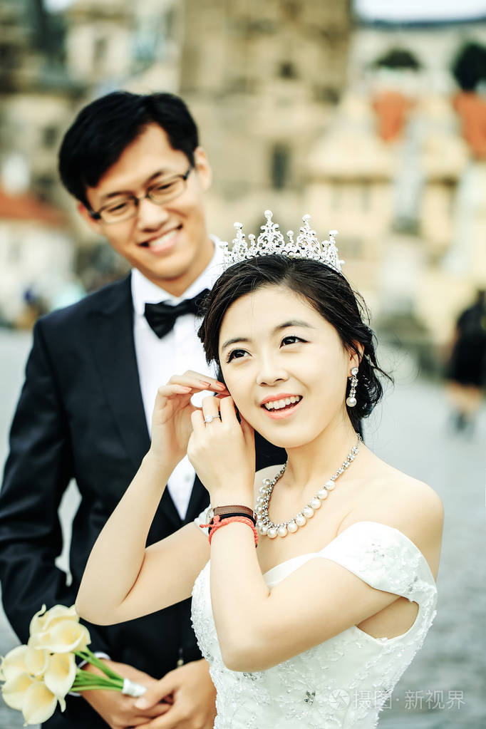 中国可爱的年轻新婚夫妇