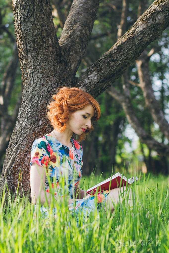 春天的花园里读书的美丽女人