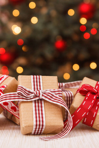 礼物包装纸和背景灯的圣诞树图片