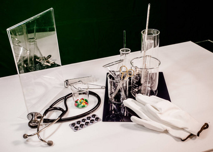 医药和医疗器械在桌子上图片