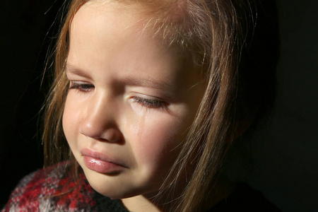 爱哭的小女孩的肖像插画