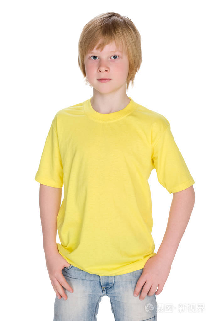 严重的小男孩站在