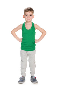 自信的小男孩站立反对白色照片