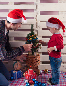 爸爸和儿子装饰圣诞树图片