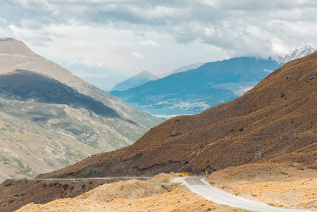 出库入库直空公路通往衬地平线,新西兰南岛老式过滤的图像的阿尔卑斯