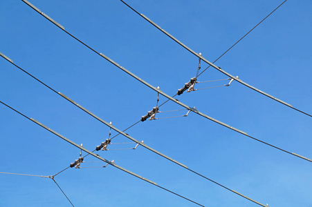 无轨电车行驶所需的电线照片