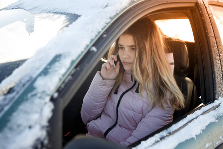 男女开车兜风图片