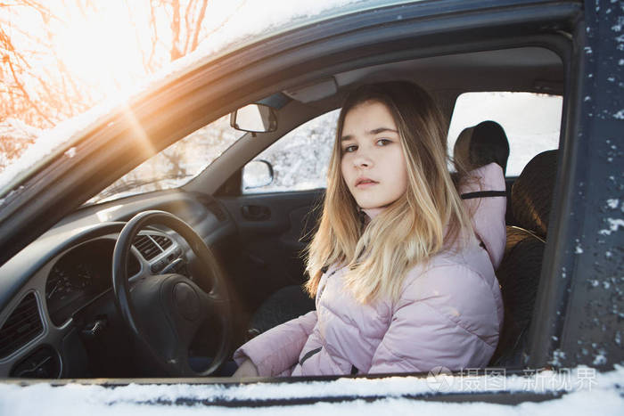 十几岁的女孩开车兜风