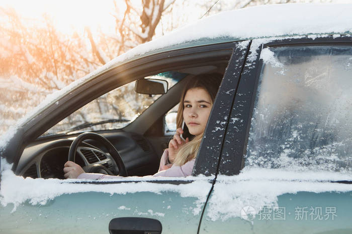 十几岁的女孩开车兜风