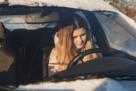 男女开车兜风图片