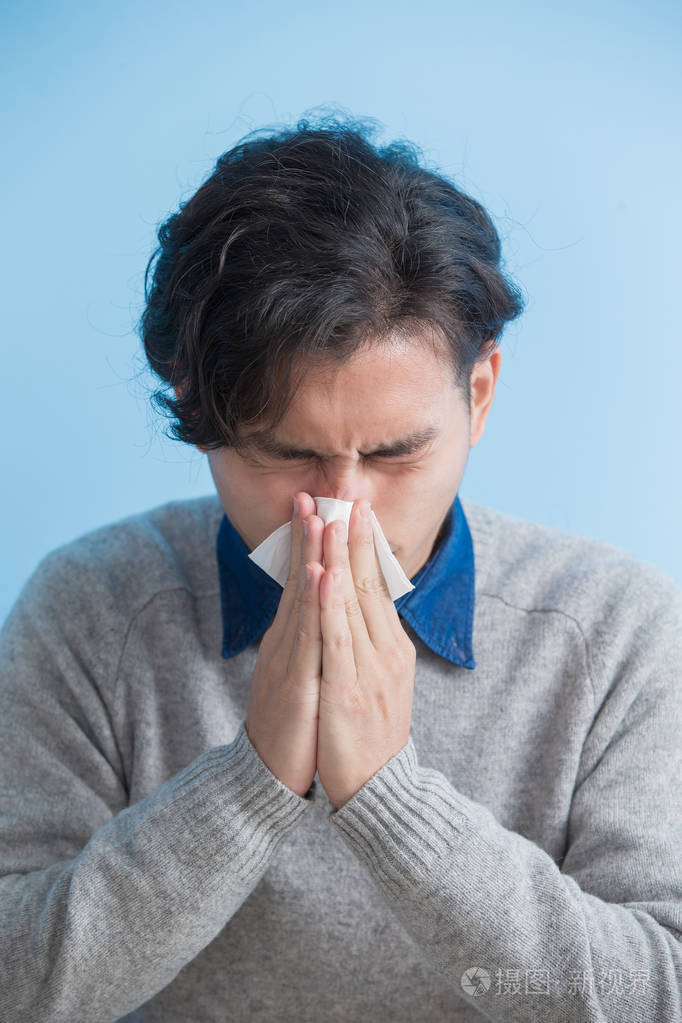 男人是生病和打喷嚏