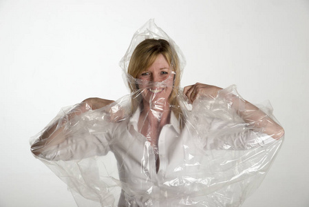女人穿着看穿塑料雨衣图片