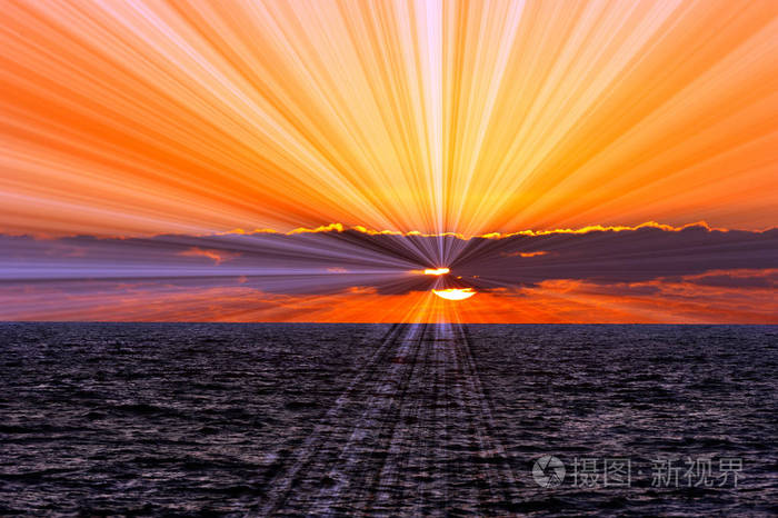 海洋日落的太阳光芒