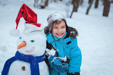 孩子玩堆雪人图片