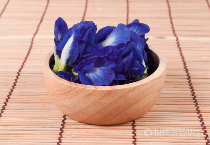 蓝色的豌豆蝴蝶豌豆关闭了背景