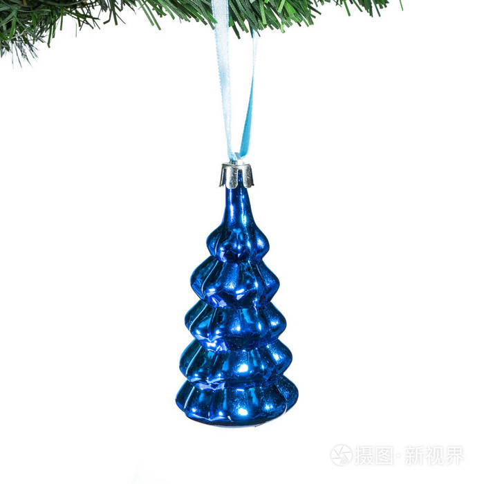 圣诞树上的装饰品蓝色枞树。白色背景上孤立