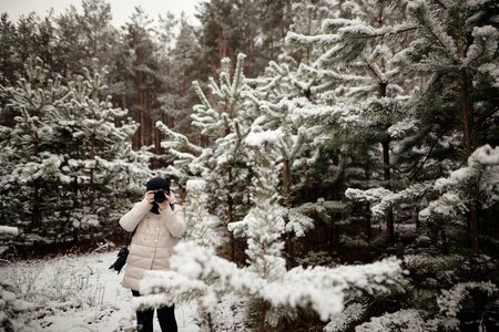 摄影师拍照冬季的森林里图片