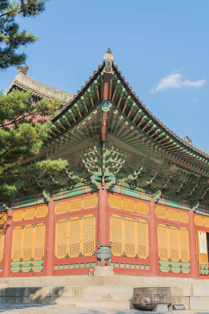 德寿宫在首尔市,是枝美丽的建筑