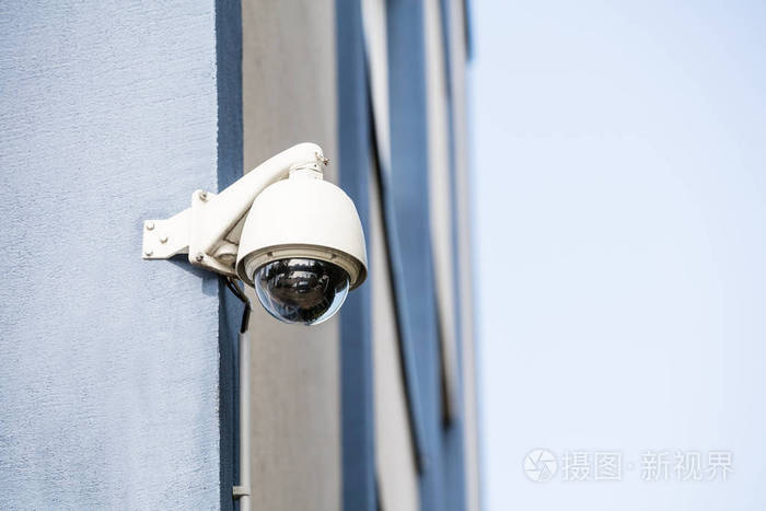 墙上的监控摄像头