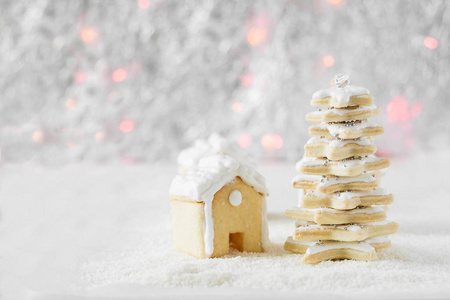 姜饼屋和枞树为背景的散景和雪图片