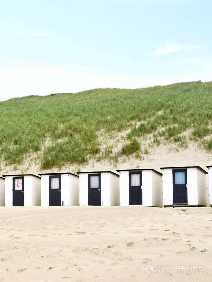 在海滩沙丘后面的海滩小屋