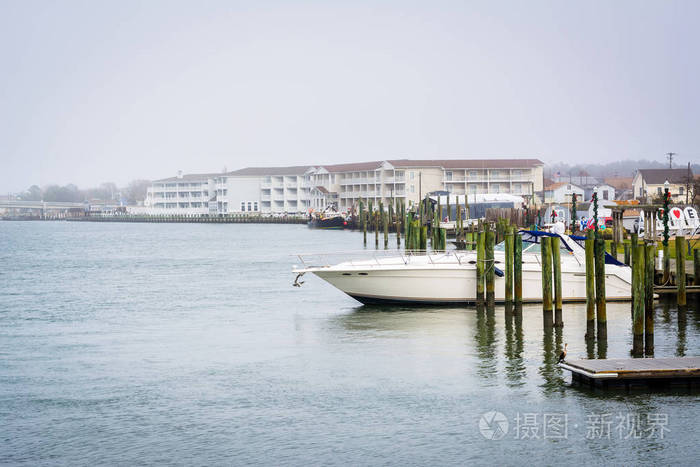 船靠岸及沿线钦科蒂格湾在chincoteag的建筑物