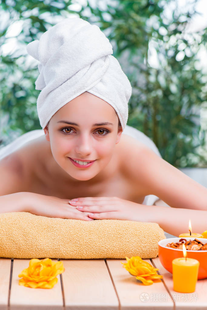 年轻女子在spa健康概念