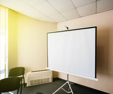 折叠白板空白在办公室研讨会会议室投影仪照片