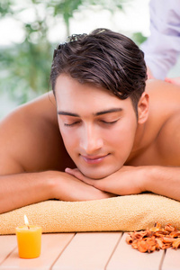 年轻英俊的男子 spa 过程照片
