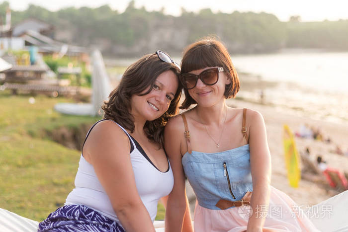 美丽的年轻黑发妇女在印度洋附近的海滩热带巴厘岛印度尼西亚