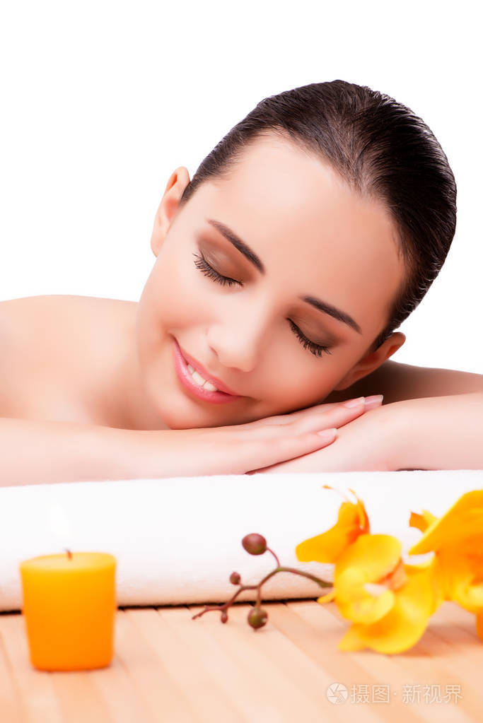 年轻漂亮的女人在白色背景上的健康概念