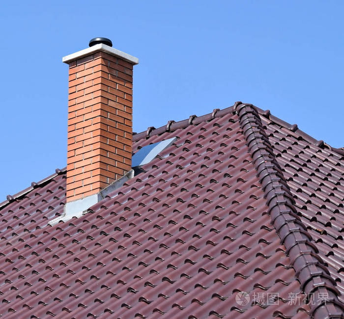 房子屋顶的烟囱中烟气